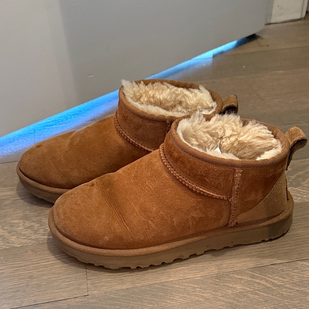 UGG Women's Classic Ultra Mini Shearling Booties in Chestnut size 7